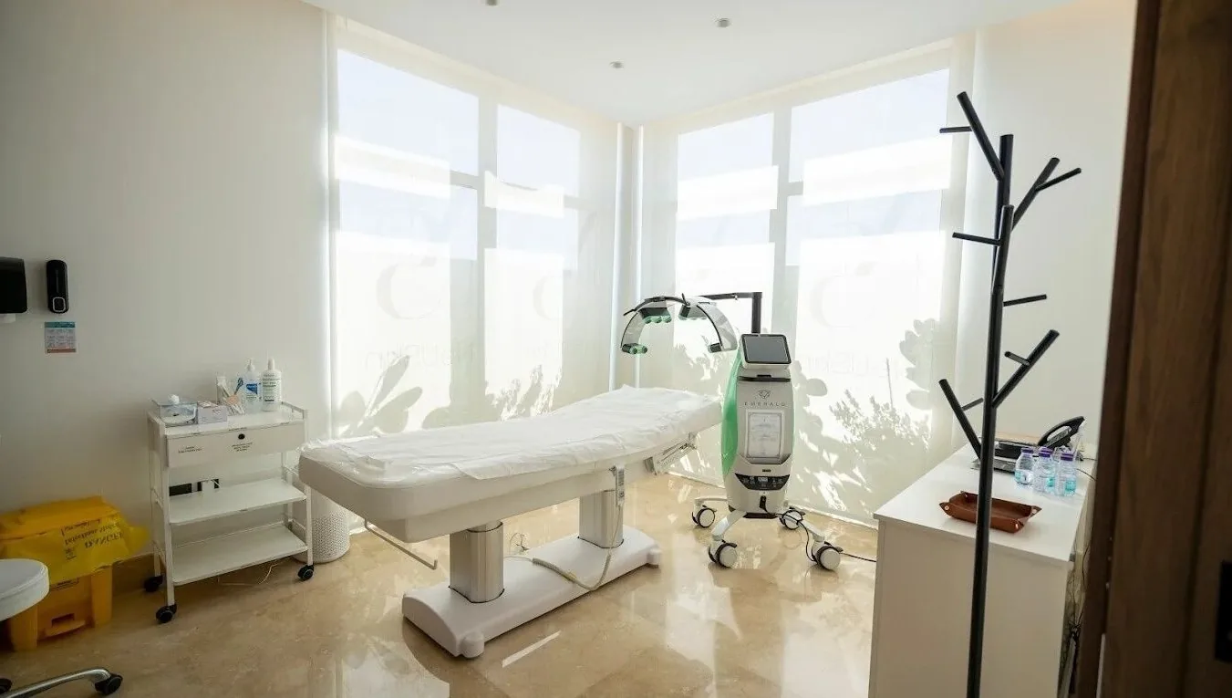 Emerald low-level laser fat-dissolving device at NeuSkin Clinic